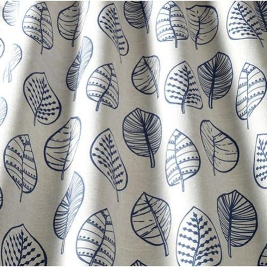 country design klasicky mediteran latka textil calunenie fotel stolicka vankus dekorativny vankus interierovy dizajn renovacia skandinavska tlacena bavlna vzor listky doplnky biely.jpg